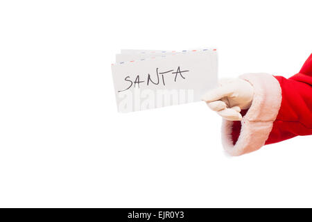 Briefe an den Weihnachtsmann in der Hand des Weihnachtsmanns auf weiß Stockfoto