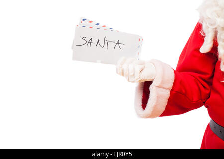 Briefe an den Weihnachtsmann in der Hand des Weihnachtsmanns auf weiß Stockfoto