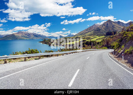 Die Glenorchy Queenstown Straßenlauf durch Ackerland und zwischen Lake Wakatipu und die Berge