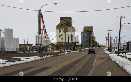 Milk River, Alberta grüne Getreidesilos, Silos. Stockfoto