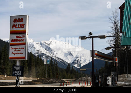 Leere Tankstelle am Rogers Pass BC verlassen. Stockfoto