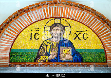 Agios Nikolaos, Kreta, Griechenland. Kirche Hagia Trias (Heilige Dreifaltigkeit) Mosaik an Fassade (Detail) Christ Stockfoto