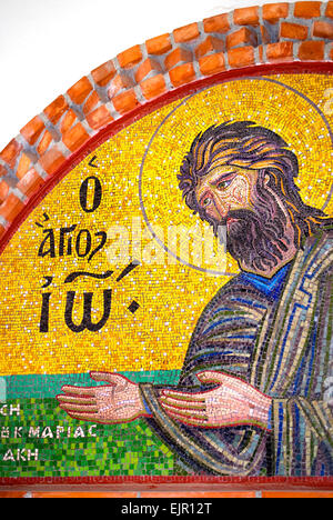 Agios Nikolaos, Kreta, Griechenland. Kirche Hagia Trias (Heilige Dreifaltigkeit) Mosaik an Fassade (Detail) Stockfoto