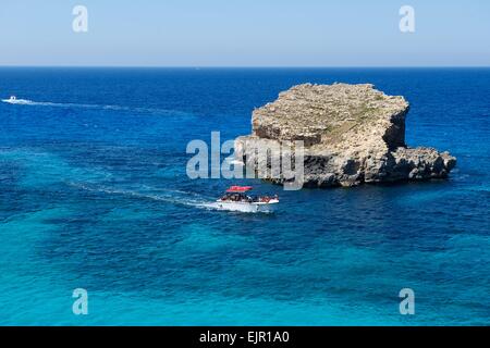 Schöne Aussicht in Malta Insel mit Boot in das klare blaue Meer, touristische Destination in Malta, Insel Comino, Tour nach Comino in Malta Stockfoto