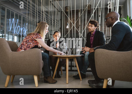 Heterogene Gruppe von Führungskräften treffen im Büro Austausch kreative Ideen. Junge Menschen, die ein Treffen in der Lobby. Stockfoto