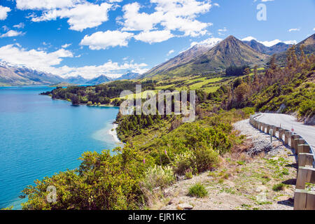 Die Glenorchy Queenstown Straßenlauf durch Ackerland und zwischen Lake Wakatipu und die Berge Die Glenorchy Queenstown Straßenlauf durch Ackerland und zwischen Lake Wakatipu und die Berge