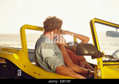 Zärtlich junges Paar in einem Auto. Junges Paar gemeinsam einen romantischen Moment während auf einem Roadtrip. Stockfoto