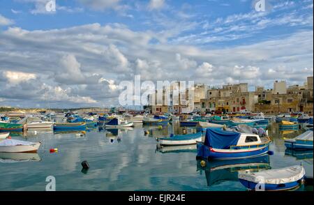 Malta Marsaxlokk Dorf und einheimischen Fischen Boote luzzu Stockfoto