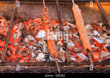 Mahlzeit von gegrilltem Fleisch. Lula Kebab Kochen auf heißen Kohlen. Holzkohle Grill. Stockfoto