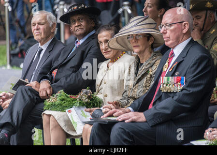 Sydney, Australien - 31. März 2015: (R-L) Gouverneur von New South Wales allgemeine The Hon. David Hurley und seine Frau, Professor The Hon Dame Marie Bashir und Pastor Ray Minniecon Gründer der farbigen Diggers Bewegung und Chef Anstifter des Denkmals. . Bildnachweis: MediaServicesAP/Alamy Live-Nachrichten Stockfoto