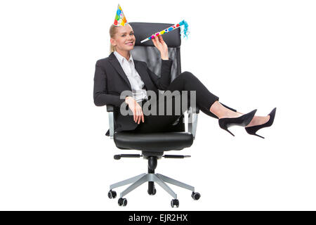 blonde Unternehmerin Lächeln und Spaß während einer Party im Büro Stockfoto