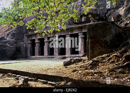 Blick auf den großen Felsen geschnitten Höhle, auch genannt die Shiva-Höhle, Höhle 1, oder der Great Cave gewidmet Lord Shiva in Elephanta Island oder Gharapuri im Hafen von Mumbai, 10 km (6,2) die östlich von der Stadt von Mumbai im indischen Bundesstaat Maharashtra, Indien Stockfoto