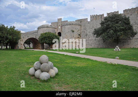 Die byzantinischen Mauern und trockenen Graben die Rhodos Altstadt auf der griechischen Mittelmeer-Insel Rhodos umgeben. Stockfoto