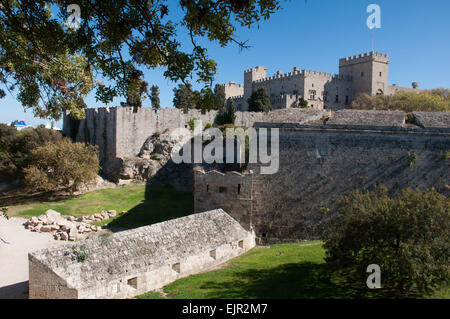 Die byzantinischen Mauern und trockenen Graben die Rhodos Altstadt auf der griechischen Mittelmeer-Insel Rhodos umgeben. Stockfoto