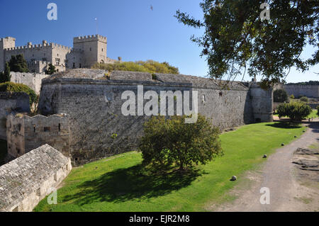 Die byzantinischen Mauern und trockenen Graben die Rhodos Altstadt auf der griechischen Mittelmeer-Insel Rhodos umgeben. Stockfoto