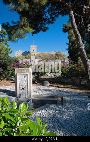 Die byzantinischen Mauern und trockenen Graben die Rhodos Altstadt auf der griechischen Mittelmeer-Insel Rhodos umgeben. Stockfoto