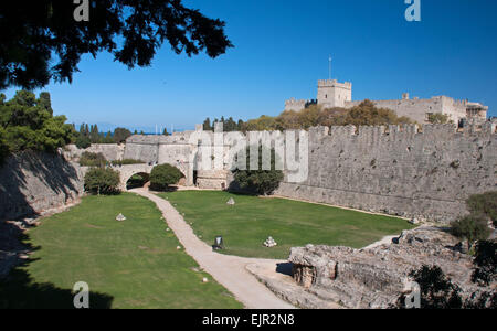 Die byzantinischen Mauern und trockenen Graben die Rhodos Altstadt auf der griechischen Mittelmeer-Insel Rhodos umgeben. Stockfoto