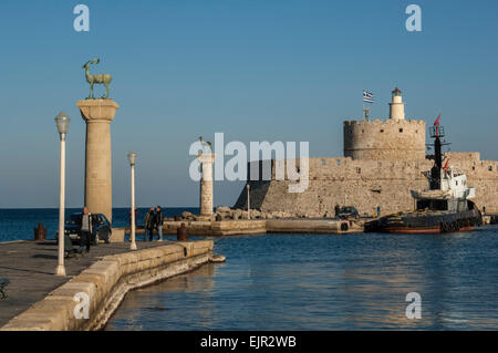 St Nicholas fort und Eingang zum alten Hafen in Rhodos, Griechenland Stockfoto