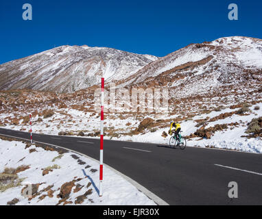 Radsportler, vorbei an den Teide im Schnee bedeckt Nationalpark Teide auf Teneriffa, Kanarische Inseln, Spanien Stockfoto