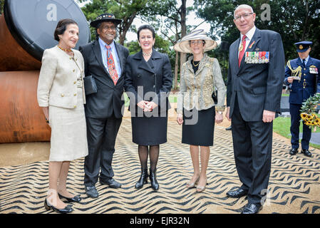 Sydney, Australien - 31. März 2015: (L-R) Professor The Hon Dame Marie Bashir, Pastor Ray Minniecon, Oberbürgermeister von Sydney Clover Moore, Gouverneur von New South Wales allgemeine The Hon. David Hurley und seine Frau während einer Zeremonie zu Ehren indigenen australischen Soldaten in Sydney. . Bildnachweis: MediaServicesAP/Alamy Live-Nachrichten Stockfoto