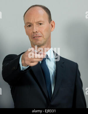 Berlin, Deutschland. 31. März 2015. Thomas Rabe, der CEO von Bertelsmann, gestikuliert während der Medienkonzern Bilanzpressekonferenz in Berlin, Deutschland, 31. März 2015. Foto: Jörg CARSTENSEN/Dpa/Alamy Live News Stockfoto