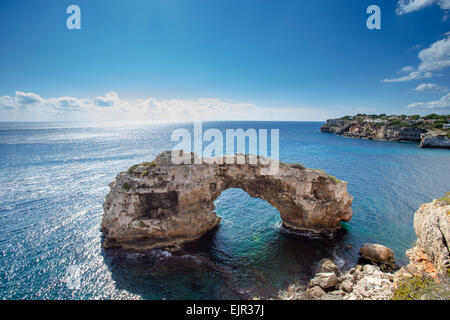 Naturstein Bogen in das Meer, es Pontas, Santanyi, Mallorca, Balearen, Spanien Stockfoto