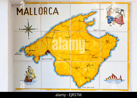 Karte von Mallorca auf Fliesen, Santanyi, Mallorca, Balearen, Spanien Stockfoto