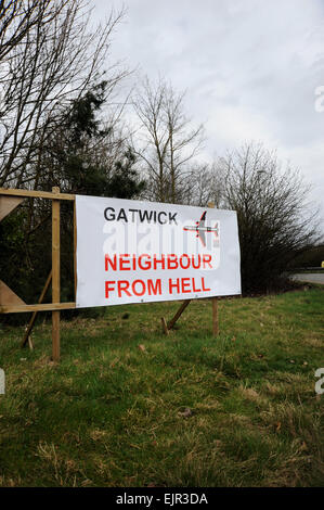 Horsham UK 30. März 2015 - Anti Gatwick Flughafen Poster lesen "Gatwick Nachbar From Hell" auf der A24-Straße in der Nähe von Horsham West Sussex. Gibt es Pläne, den Flughafen, der viele der Anwohner sind gegen wegen zusätzliche Luft und Lärmbelastung sowie Verkehr zu erweitern Stockfoto