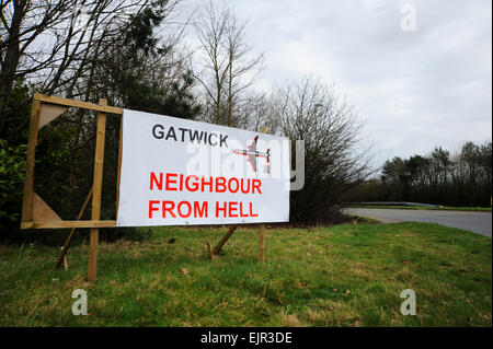 Horsham UK 30. März 2015 - Anti Gatwick Flughafen Poster lesen "Gatwick Nachbar From Hell" auf der A24-Straße in der Nähe von Horsham West Sussex. Gibt es Pläne, den Flughafen, der viele der Anwohner sind gegen wegen zusätzliche Luft und Lärmbelastung sowie Verkehr zu erweitern Stockfoto