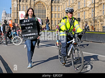 Polizistin mit dem Fahrrad auf dem "Zeitgesetz" Klima Marsch durch London an das Parlament zu einer Kundgebung, London, 2015 Stockfoto