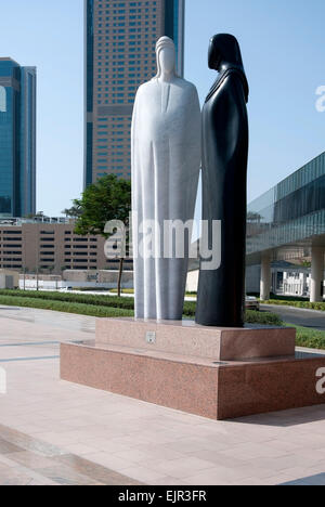 Schwarz & White Granit Skulptur des arabischen Mann & Frau zusammen von Lutfi Romhein weißen italienischen Carrara Granit Mann Mann in khandour Stockfoto