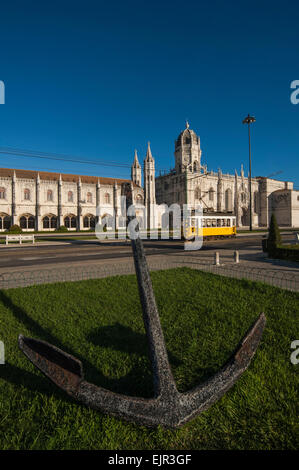 Lissabon/Portugal 10. DEZEMBER 2006 - Nationalmuseum für Archäologie in Belem entfernt. Gelbe Straßenbahn auf dem Hintergrund Stockfoto