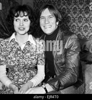 Nicky Henson Schauspieler posiert mit Schauspielerin Madeleine Smith. 7. März 1975. Lokalen Caption *** Maddy Smith Stockfoto