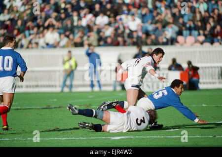 Rugby-Weltmeisterschaft 1991. Parc des Princes, Paris Frankreich 10 V England 19.  19. Oktober 1991 Serge Blanco in Angriff genommen wird. Lokalen Caption *** WatScan--01.06.2010 Stockfoto