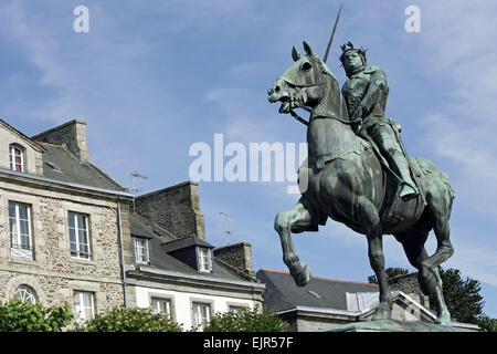 STATUE VON BERTRAND DU GUESCLIN, MITTELALTERLICHEN STADT DINAN, CÔTES D ' ARMOR (22), FRANKREICH Stockfoto