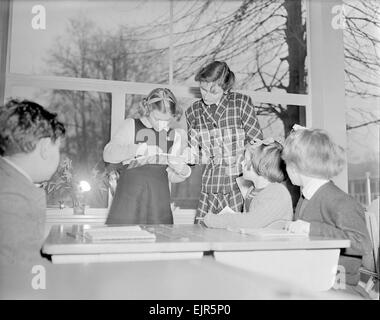 Nach der feierlichen Eröffnung der neuen Grundschule am oberen Tulse Hill Lehrer und Schüler ließen sich nieder, um in der neuen Klasse zu arbeiten. Unser Bild zeigt: Ein Schüler lesen aus einem Buch namens The Land wo Dreams Come True 5. Dezember 1952 *** lokalen Caption *** Watscan--01.12.2010 Stockfoto