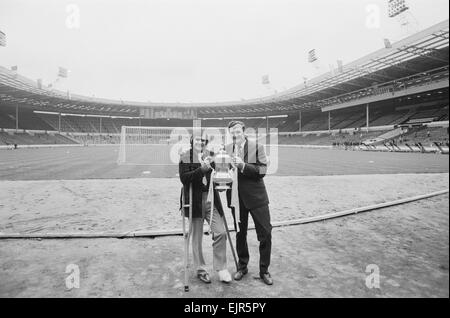 Don Revie posiert mit Terry Cooper und den FA-Cup nach Leeds United Sieg gegen Arsenal im Wembley-Stadion. Cooper hatte eine schreckliche erlitten gebrochen Bein Iduring ein Ligaspiel bei Stoke City in diesem Jahr, was ihm fehlt den FA Cup final. 7. Mai 1972 *** lokalen Caption *** Watscan--01.11.2010 Stockfoto