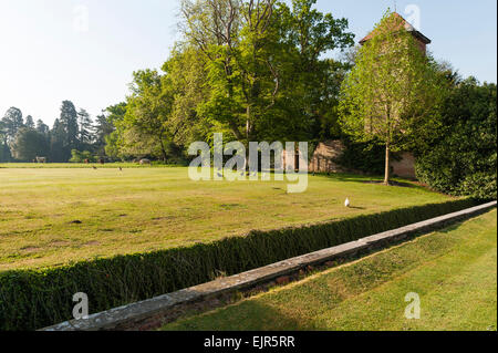 Einen englischen Country-Haus-Garten - hält ein ha-ha zwischen dem Haus und den Park Vieh ohne Unterbrechung der Ansicht Stockfoto