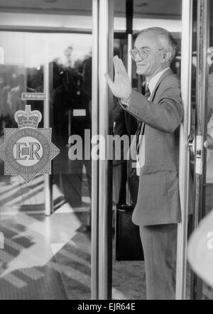 Manchester stellvertretender Polizei fotografiert Chef John Stalker, Leiter der Stalker-Untersuchung, eine Untersuchung über die Dreharbeiten von eine Reihe von Memebers der Provisional Irish Republican Army, als er zurückkehrt, um nach einer dreimonatigen Aussetzung zu arbeiten. Er war vorübergehend vom Dienst suspendiert und entfernt von der Anfrage nach Behauptungen von kriminellen Vergehen gegen ihn, die später erwiesen gemacht wurden sich als falsch. 24. August 1986. Stockfoto