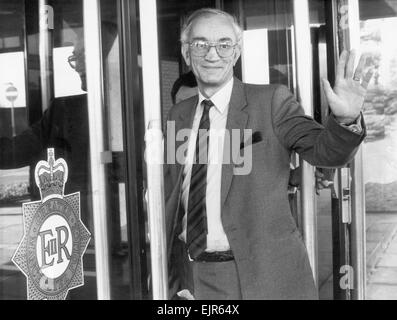 Manchester stellvertretender Polizei fotografiert Chef John Stalker, Leiter der Stalker-Untersuchung, eine Untersuchung über die Dreharbeiten von eine Reihe von Memebers der Provisional Irish Republican Army, als er zurückkehrt, um nach einer dreimonatigen Aussetzung zu arbeiten. Er war vorübergehend vom Dienst suspendiert und entfernt von der Anfrage nach Behauptungen von kriminellen Vergehen gegen ihn, die später erwiesen gemacht wurden sich als falsch. 24. August 1986. Stockfoto