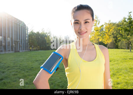 Junge Frau mit Smartphone in Übung Stockfoto