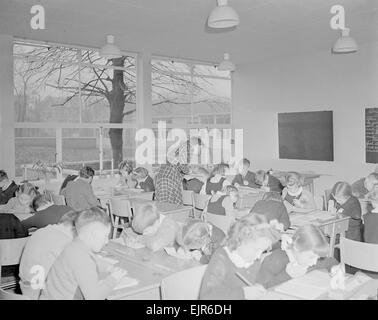 Nach der feierlichen Eröffnung der neuen Grundschule am oberen Tulse Hill Lehrer und Schüler ließen sich nieder, um in der neuen Klasse zu arbeiten. 5. Dezember 1952 *** lokalen Caption *** Watscan--01.12.2010 Stockfoto