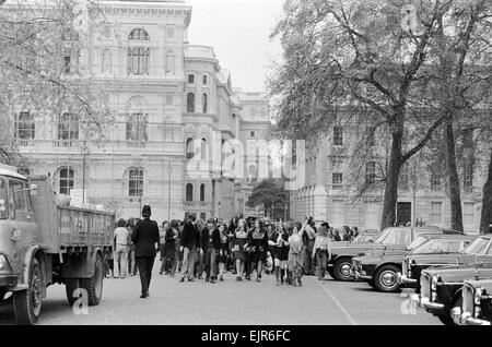 Studenten-Demonstration in London 17. Mai 1972. Ein Marsch von 10.000 Schülern wurde von den Schulen Aktion Union und den nationalen Gewerkschaften der Schülerinnen und Schüler organisiert. Das Fehlen der Studentenführer Steve Finch von Rutherford School in Marylebone (verhaftet mehrere Tage früher), und keine echte Führung die Veranstaltung begann mit Verwirrung mit der Hälfte der Schüler marschieren zu Hyde Park und die Hälfte marschieren entlang der South Bank, County Hall singen "die Schweine Angriff" und "Wir wollen einen Aufstand". Schließlich, den Marsch zum Trafalgar Square, wo es zischte, geleitet. Stockfoto