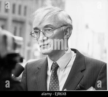 Manchester stellvertretender Polizei fotografiert Chef John Stalker, Leiter der Stalker-Untersuchung, eine Untersuchung über die Dreharbeiten von eine Reihe von Memebers der Provisional Irish Republican Army, als er zurückkehrt, um nach einer dreimonatigen Aussetzung zu arbeiten. Er war vorübergehend vom Dienst suspendiert und entfernt von der Anfrage nach Behauptungen von kriminellen Vergehen gegen ihn, die später erwiesen gemacht wurden sich als falsch. 22. August 1986. Stockfoto