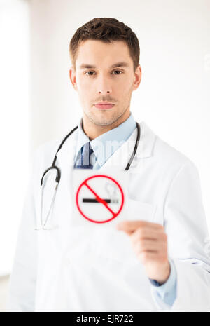 männlichen Arzt keine Raucher Schild Stockfoto