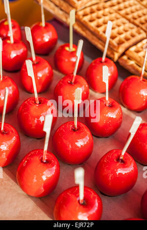 Toffee Äpfel auf Sticks zu verkaufen Stockfoto