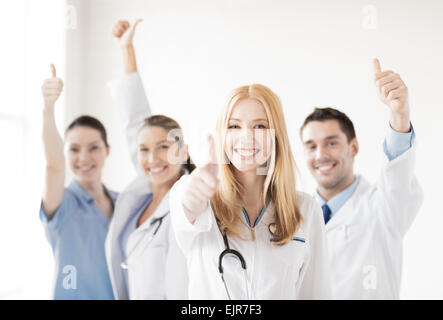 Gruppe von Ärzten, die Daumen nach oben zeigen Stockfoto