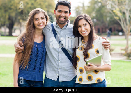 Lächelnden Freunde umarmt im park Stockfoto