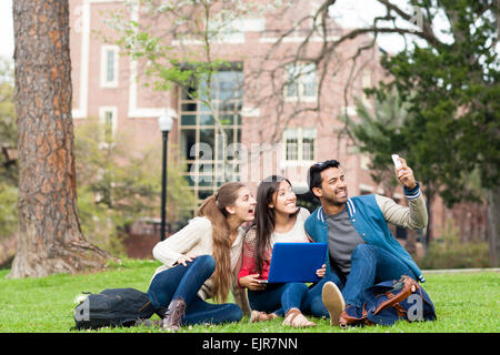Studenten, die Handy-Foto auf dem campus Stockfoto