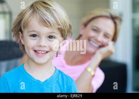 Kaukasische junge lächelnd mit Mutter Stockfoto